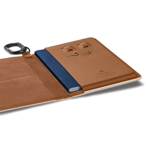 מחזיק דרכון אוניברסלי מבית Spigen